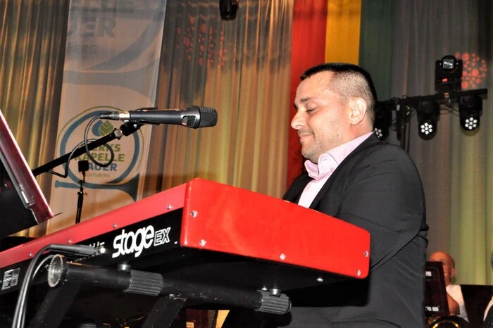 Ein Höhepunkt war der Auftritt von Uros Peric & „The Bluenote Quartett“ (Foto) aus Slowenien. Peric ist spezialisiert auf Lieder aus dem goldenen Zeitalter des Blues, Jazz und Soul und gilt in seinem Heimatland Slowenien mit bereits 52 veröffentlichten CDs als einer der bekanntesten Interpreten dieser Genres. Agiert hat er dabei bereits für slowenische, deutsche, österreichische, serbische, französische und amerikanische Plattenlabels.