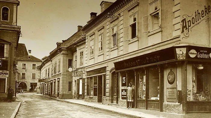 1925: In Trofaiachs Zentrum gibt es eine Apotheke und viele andere Läden. Der Ortskern ist belebt.