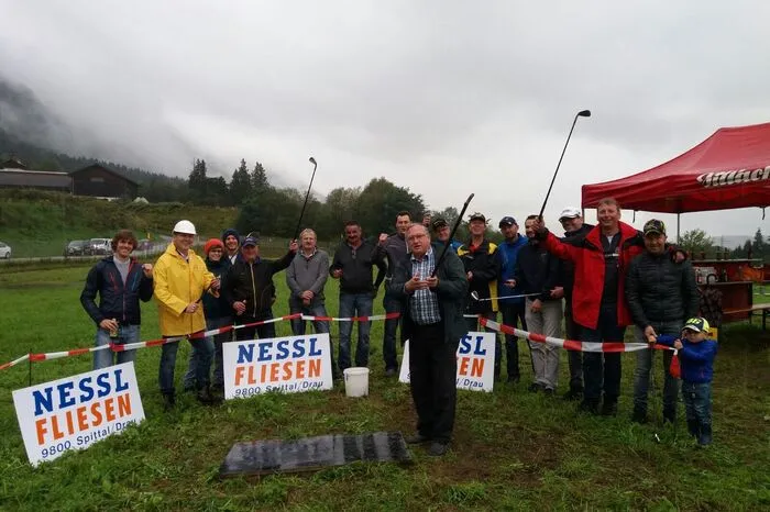 Auch Bürgermeister Heinrich Gerber nutzte die Chance zum einmaligen Abschlag auf der Deponie.