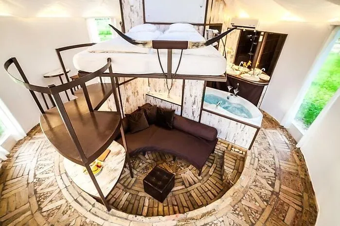 Ungarn. In der Homoki Lodge in der Puszta gibt es siebenJurten, die im Inneren drei Ebenen zum Wohnen, Schlafen und Wellnessen haben.