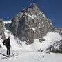 Der Bergrücken der Sulzenschneid bildet die Trennlinie zwischen dem Torstein (2948 m) und dem Gosaukamm mit der Bischofsmütze (2458 m)
