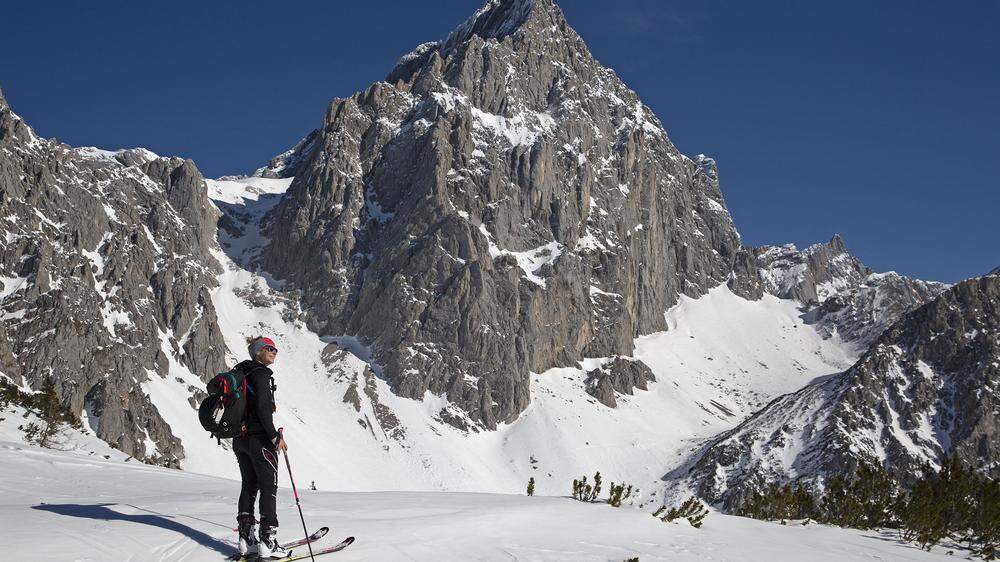 Der Bergrücken der Sulzenschneid bildet die Trennlinie zwischen dem Torstein (2948 m) und dem Gosaukamm mit der Bischofsmütze (2458 m)