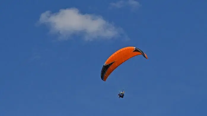 Aufgrund des plötzlichen Aufwindes geriet der Flieger in die Stromleitung (Symbolbild)