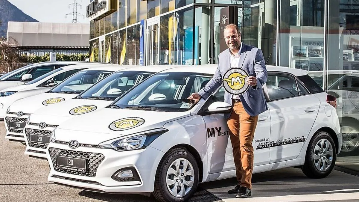 Martin Mayerhofer zeigt wie’s geht. Per Handy lässt sich das Auto buchen und öffnen