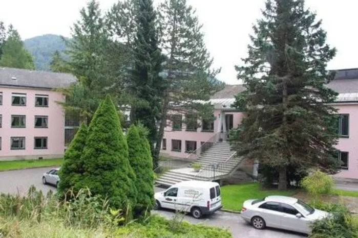 Unter Johanna Mikl-Leitner hat die Republik 2014 einen Kündigungsverzicht bis 2029 für das 150-Platz-Asylheim in Steinhaus am Semmering unterzeichnet. Jetzt steht es leer, weil kaum noch Asylwerber nach Österreich kommen. Mehr dazu.