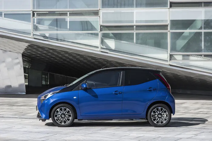 Den Aygo gibt es in einer Standard- und Eco-Version: Letztere profitiert von einem länger ausgelegten vierten und fünften Gang, Reifen mit niedrigem Rollwiderstand, einem Start-Stopp-System und verbesserter Aerodynamik.