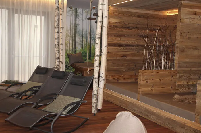 Die Betriebsübergabe wurde im Hotel Lärchenhof gefeiert, das ab nun offiziell von Katharina Hofmayer geführt wird. Der neue Wellness-Bereich des Hotels unter dem Motto "Wald-Wellness" begeisterte die geladenen Gäste.