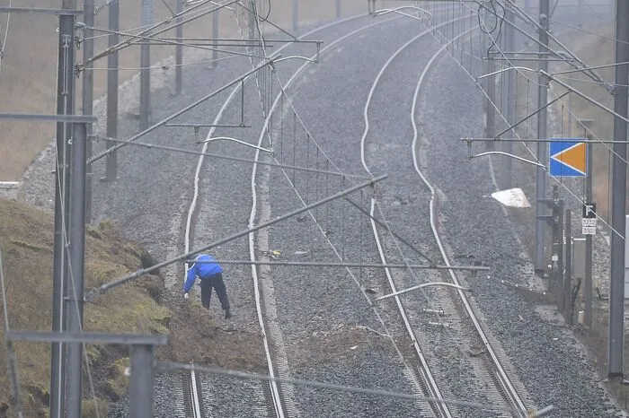 Bei dem Vorfall haben ein Mensch schwere und 20 weitere Menschen leichte Verletzungen erlitten.
