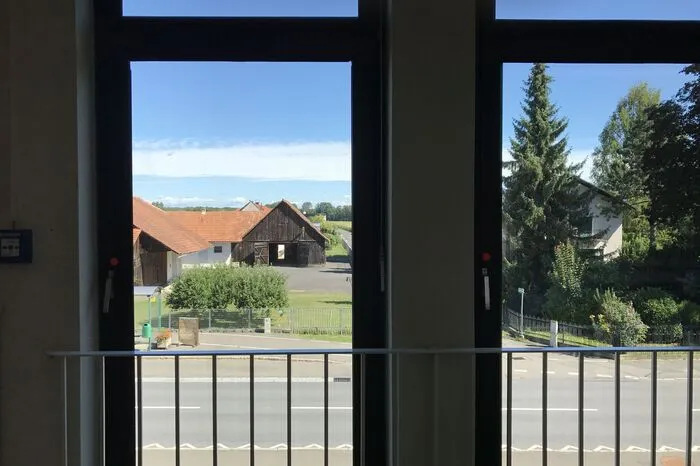 Vor vielen Fenstern sind zusätzlich Gitter angebracht, damit die Fenster nicht aufgemacht werden können.