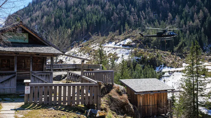 Die Bell 412 bei ihrer Arbeit am Donnerstagvormittag rund um den Riesachsee