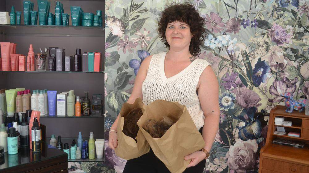 Friseurin Martina Zink sammelt in ihrem Salon in Hartberg die Haare ihrer Kunden