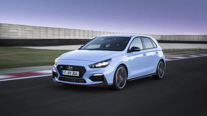 Der Hyundai i30 N ist im Vergleich zu seinem Technikspender tiefergelegt und trägt die fünftürige Karosserie mit eigenständigen Stoßfängern und größeren Lufteinlässen.