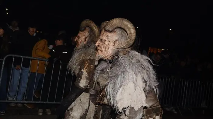 Schaurige Perchten, Feuer und Rauch, das gab es am Samstag am Hauptplatz in Zeltweg.