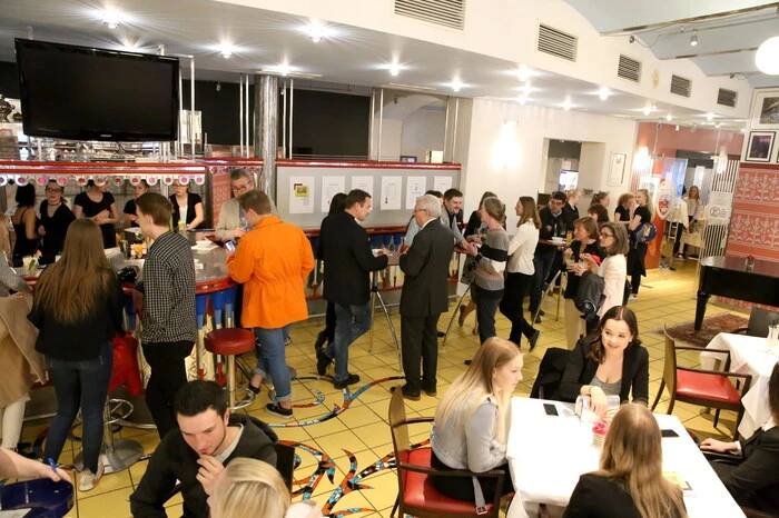 Und es waren nicht nur die Oberstufenschüler, die sich am Freitagabend in den neu renovierten Fuchspalast aufgemacht hatten.
