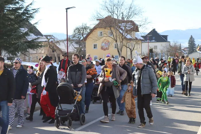 Klicken Sie sich durch die Bilder des Kinderfaschingsumzuges und -maskenball in Maria Rojach.
