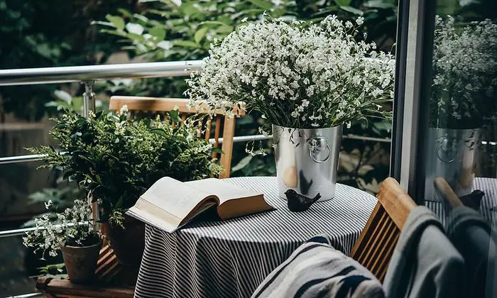 Auch kleine Ecken lassen sich mit Blumen gemütlich einrichten