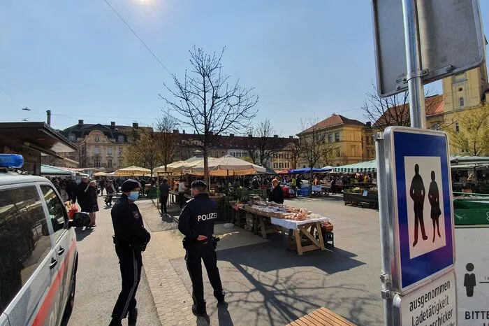 Die Polizei zeigt weiter Präsenz, ein Einschreiten war zumindest in der Zeit des Lokalaugenscheins nicht notwendig.