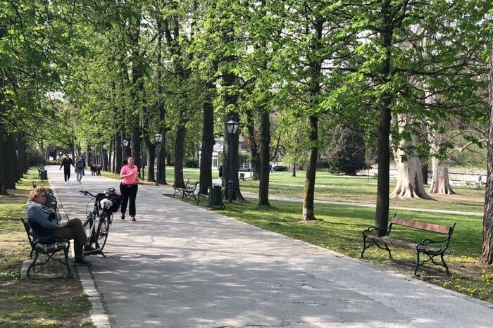 Ostermontag: der Grazer Stadtpark blüht in voller Pracht, aber nur eine handvoll Menschen spaziert, sportelt oder flaniert am Vormitttag.