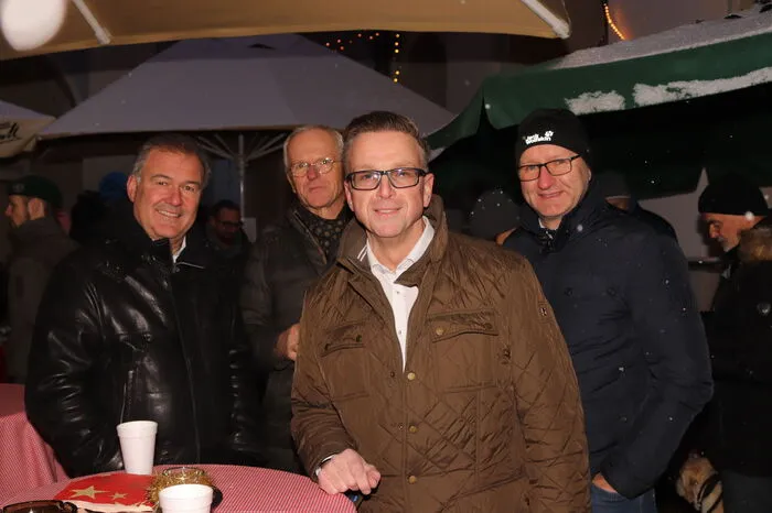Bürgermeister Helmut Linhart und Sascha Koszednar, Marketingleiter des Gestüts, eröffneten den Markt.