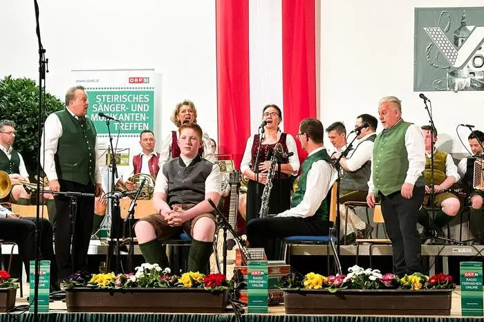 Im Turnsaal der Volksschule versammelten sich verschiedene Volksmusikgruppen, darunter die Dörflwirt Musi, die Murtaler Kirtagsmusi, das Hornensemble Bruck an der Mur, der Chor Primavera sowie der Heimat- und Trachtenverein St. Peter-Freienstein. Mit Clemens Bechter trat auch einer der Finalisten des ORF Steiermark-Harmonikawettbewerbs 2024 auf