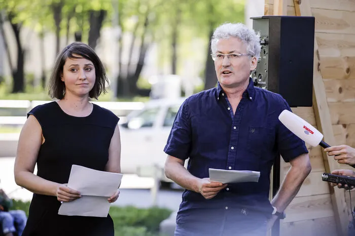 Walter Oberhauser und Alina Zeichen von der veranstaltenden IG Kikk (Interessensgemeinschaft der Kulturinitiativen Kärnten/Koroska) eröffneten.