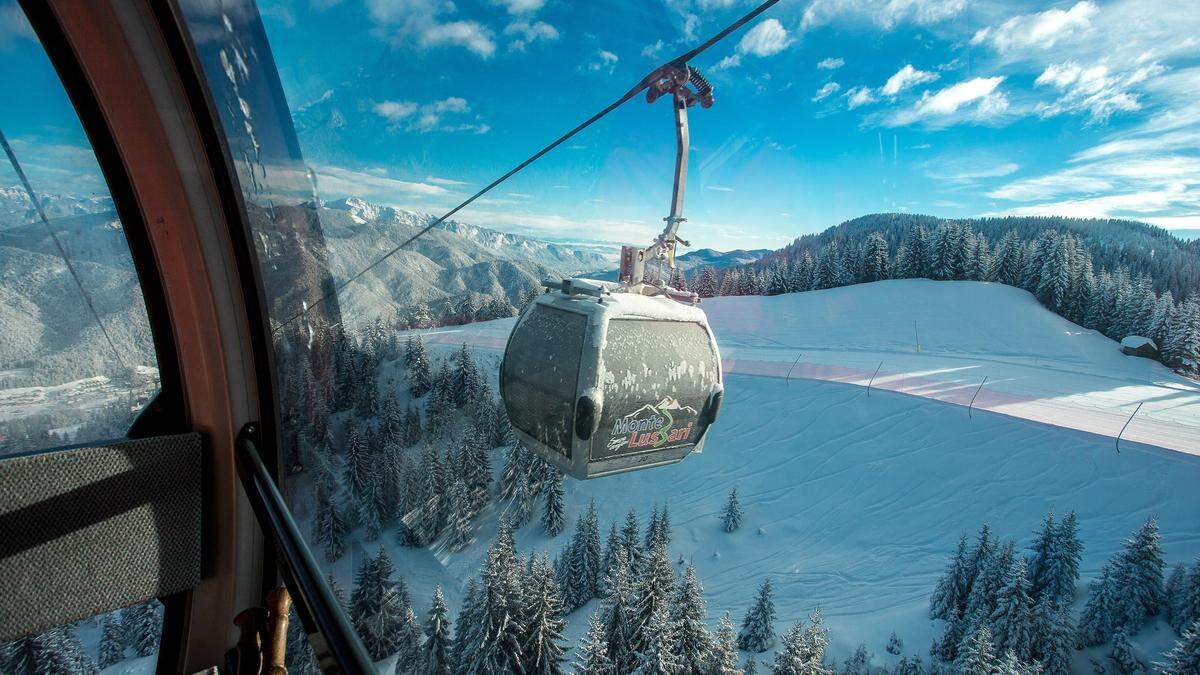 In ganz Italien (hier das Skigebiet von Tarvis-Monte Lussari) gelten spezielle Regelungen auf Skipisten und abseits davon