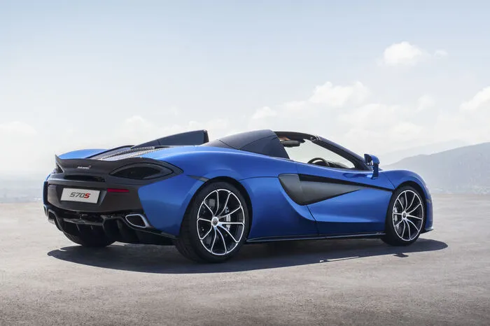 Das "MonoCell II"-Chassis aus Karbonfaser - das Herz aller Sports Series Modelle – musste in seiner Cabrio-Version keine Abstriche in puncto Stärke oder Verwindungssteifigkeit erdulden – auch wurden keine zusätzlichen Verstärkungen benötigt. Eine verglaste Heckscheibe kann auf Knopfdruck elektronisch hoch- oder heruntergefahren werden und sorgt so für noch mehr Flexibilität – ob bei geschlossenem oder geöffnetem Dach.
