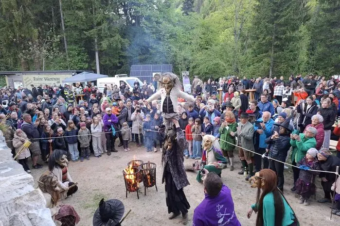 Letztere zeigten sogar eine Hebefigur vor - ein siebenjähriger Hexenmeister kam zu Höhenflügen - ganz ohne Besen.