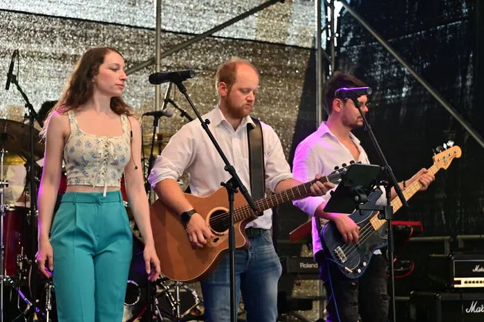 Die jungen Musiker mit Sängerin Isabella brachten beste Unterhaltungsmusik und etliche hörenswerte Coverversionen.
