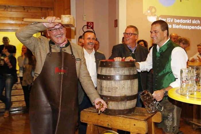 ...zum traditionellen Anzapfen des Fasses. 