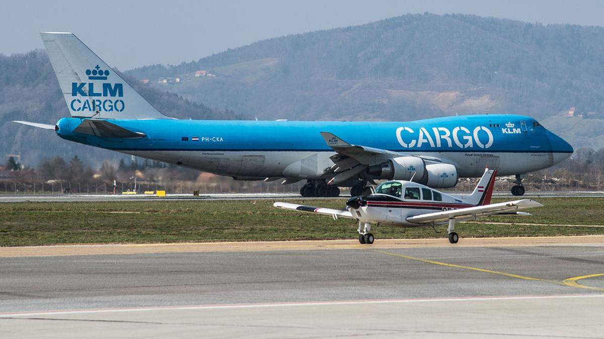 Flugzeuge am Flughafen Graz-Thalerhof