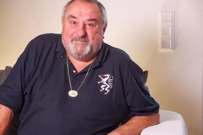 Jacky, 63-jähriger Pensionist aus Graz sucht “eine Partnerin, die zu mir passt und mit mir ein paar Dinge macht.” Jacky ist seit zwei Jahren alleine, denn “die Scheidung ist eingetroffen.” Jetzt fühlt er sich bereit sich neu zu verlieben wenn eine kommt, die ihn will. Mit einer neuen Partnerin würde Jacky gerne wandern gehen, auf Urlaub fahren an die Adria oder Radfahren. Seine große Leidenschaft ist das Schnapsen, aber das müsste die neue Dame an seiner Seite nicht mit ihm teilen. “Sonst muss man sie auch noch gewinnen lassen.” Am Abend ist Jacky besonders einsam, “da geht einem schon etwas ab, das kann einem der Fernseher auch nicht ersetzen.”