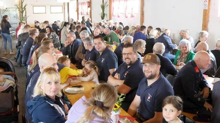 In der kleinen Ortschaft Glanegg im Glantal war am Wochenende einiges los. Grund war der Feuerwehr (FF)-Kirchtag der örtlichen Wehr. Auch wenn das Wetter einen Strich durch die Rechnung gemacht hatte: Jung und Alt hatten sich trotzdem am Sonntag in Scharen Richtung Festhalle aufgemacht. 
