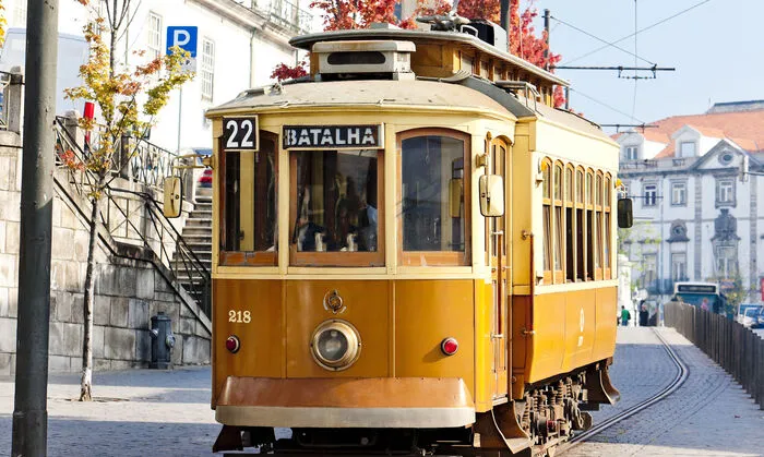 Die historischen Straßen­bahnwagen gehören zum Flair der „heimlichen Hauptstadt“ Porto dazu