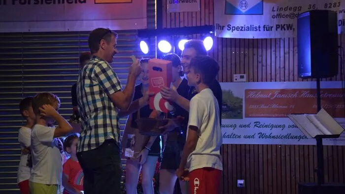 Das Fest startete um 16 Uhr am Ort der Begegnung und dauerte bis spät in die Nacht. Wer Glück hatte, wurde nicht nur mit Gulasch und Getränken versorgt, sondern konnte bei dem Gewinnspiel einen von vielen Preisen ergattern.