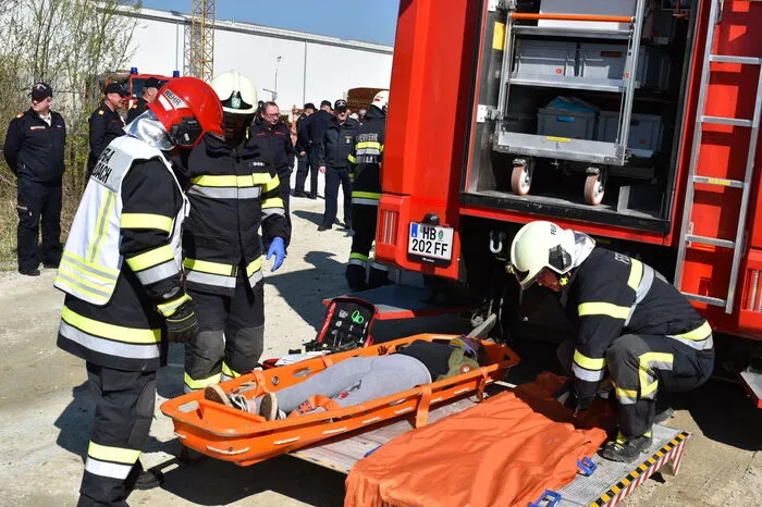 Beobachtet wurde die Arbeit der insgesamt rund 700 Feuerwehrleute von einigen Interessierten und zahlreichen Ehrengästen, unter ihnen auch Landtagsabgeordneter Lukas Schnitzer und Grafendorfs Bürgermeister Johann Handler.
