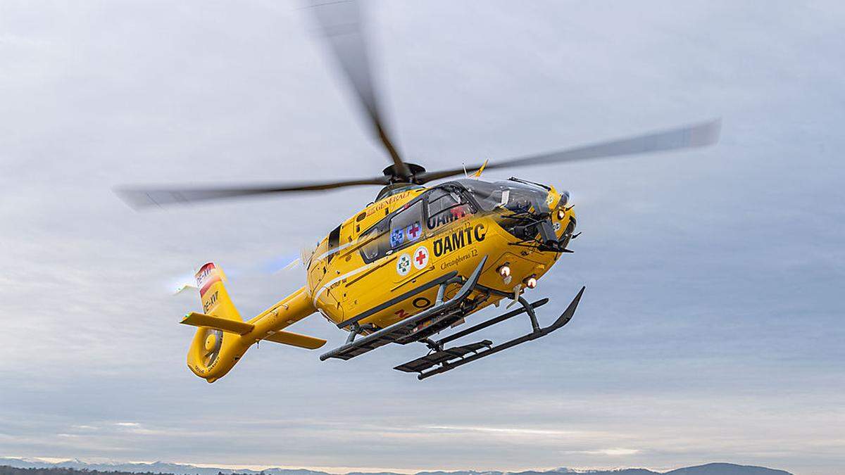 Der 60-jährige Weststeirer wurde mit dem Rettungshubschrauber Christophorus 12 ins Spital geflogen