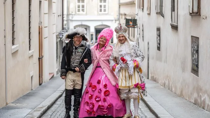 "Das Steirerland im Narrengwand" heißt es am Faschingsdienstag (5. März): Der große Faschingsumzug der Kleinen Zeitung in Graz wird vom ORF ab 13.15 Uhr live übertragen. Dafür hat sich das Moderatorenteam des ORF Steiermark bereits in Schale geworfen.