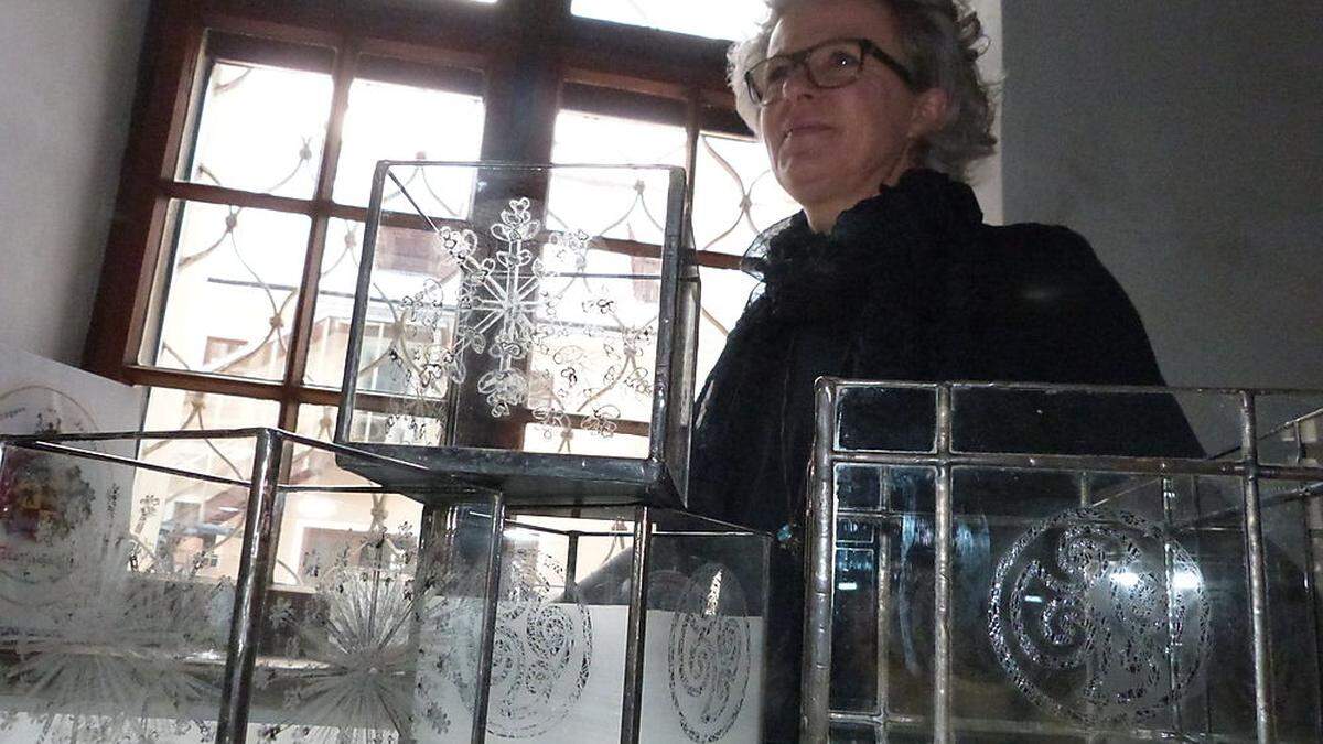 Sonder- ausstellung „Lichtobjekte aus Glas“ im Schloss Farrach: Doris Wagner geht es um Reduktion