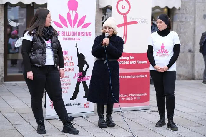 Sabine Unterweger (links) und Caroline Rainer (rechts) vom Frauenzentrum Osttirol machten zusammen mit Bürgermeisterin Elisabeth Blanik auf die Problematik der Gewalt gegen Mädchen und Frauen aufmerksam