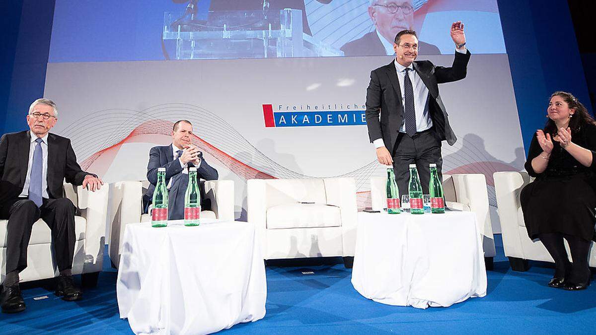 Vizekanzler Heinz-Christian Strache (FPÖ) bei einer Podiumsdiskussion mit Thilo Sarrazin.