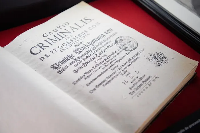 Nachdem man mit realen Beweisen den Tatverdächtigen nicht zu Leibe rücken konnte, griff man auf die Folter zurück. Mit der "Constitutio Criminalis Carolina", wird sie 1535 zur "Königin der Beweismittel". Damit sind dem Wahnsinn Tür und Tor geöffnet.