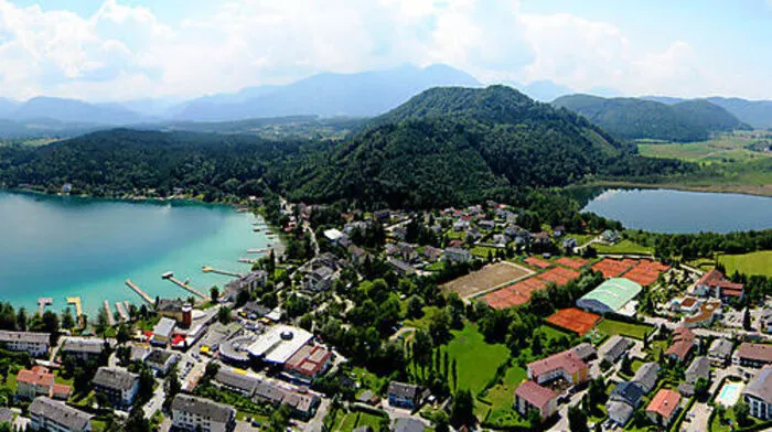 Der Kleinsee (rechts im Bild) ist ein neun Hektar großer Natursee neben dem Klopeiner See. Er ist umgeben von Schilf und Seerosen