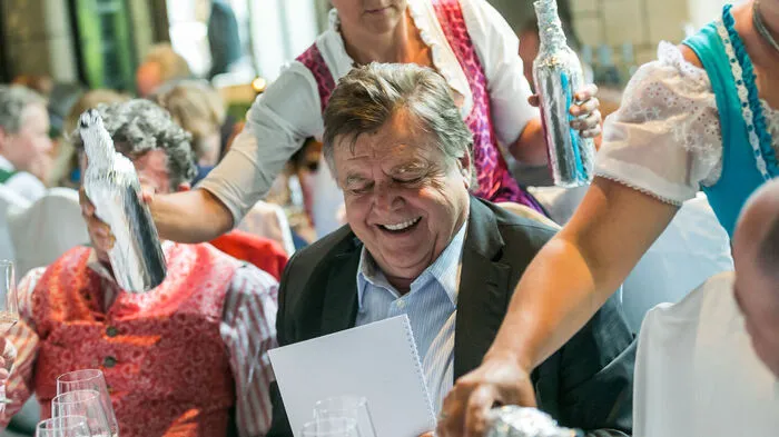 Höhepunkt des Weingipfels ist natürlich die Verkostung: Lukas Resetarits ist als treuer Weinkostgast bereits Blindverkostungsprofi