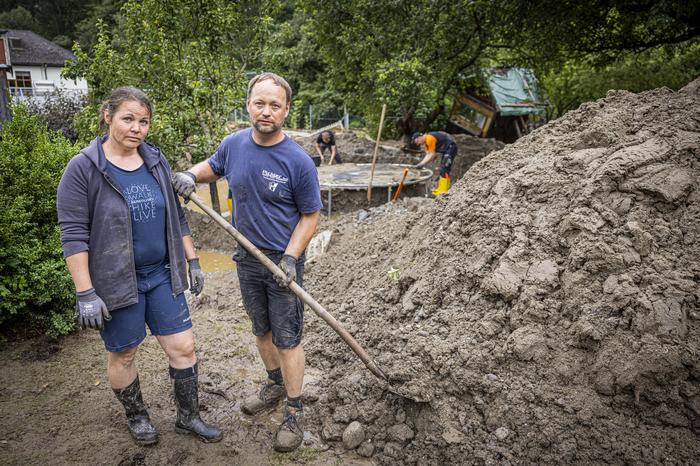 Der Garten von Katharina und Mario Zippusch ist voller Sand und Schlamm