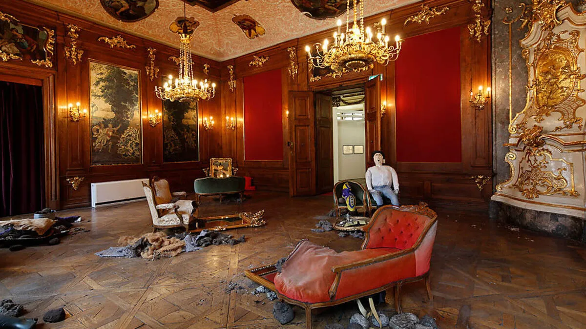 Installation von Oscar Murillo im Palais Attems: Man ist allein mit der Kunst