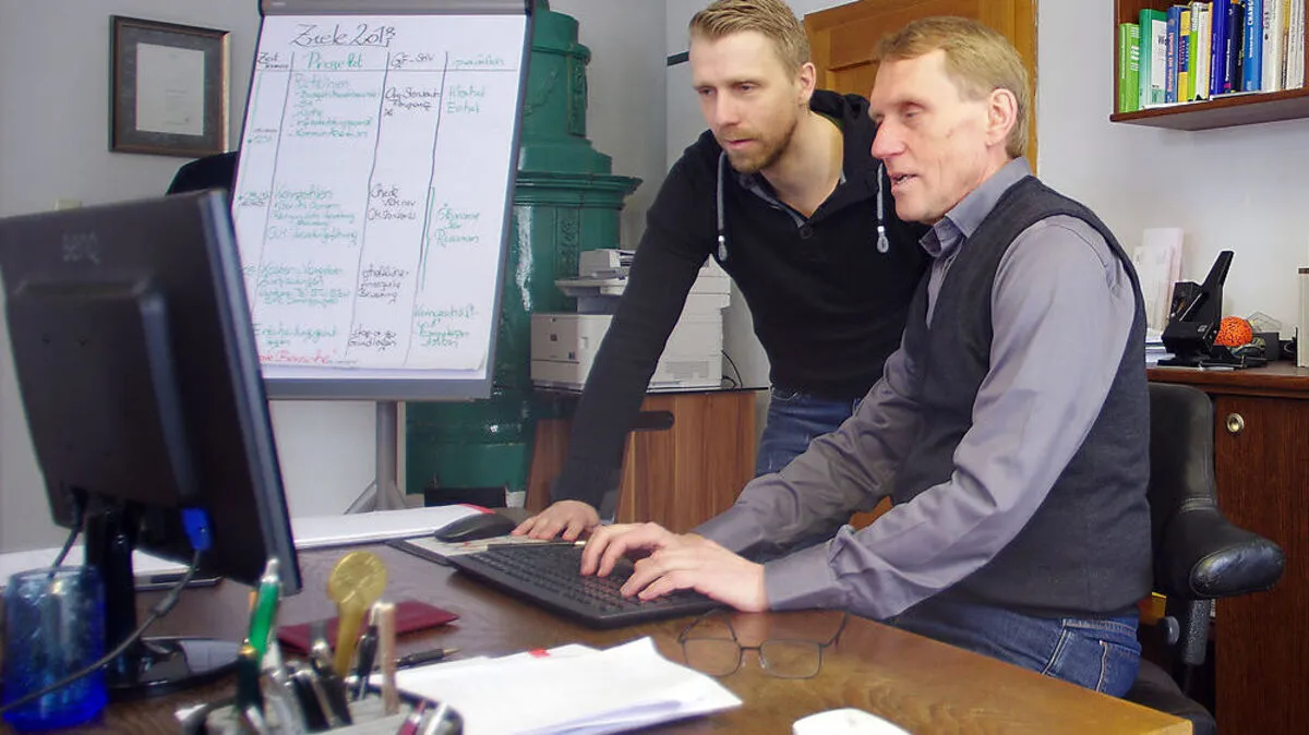 Das historische Gemäuer des alten Pfarrhofes als Arbeitsplatz von Karl-Heinz Weiland sen. und jun.