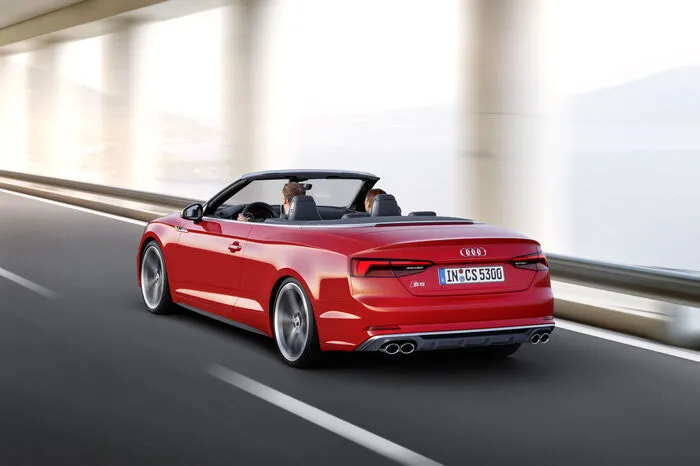 Bewahrt hat sich der Viersitzer das klassische Stoffverdeck, das jetzt eine Komfortöffnung hat: Nun genügt ein kurzer Zug am Schalter, um das Softtop in 15 Sekunden vollautomatisch zu öffnen oder in 18 Sekunden zu schließen – auch während der Fahrt bis 50 km/h.