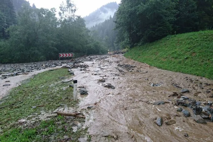 Straßen, Hauseinfahrten, Unterführungen standen unter Wasser, Keller waren überflutet, so dass Pumparbeiten, die Verlegung von Sandsäcken und technische Hilfsleistungen den Schwerpunkt der Einsatztätigkeit der Feuerwehren bildeten.