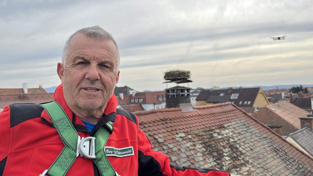 Franz Schlögl von der Berg- und Naturwacht Weiz vor dem neuen Storchennest